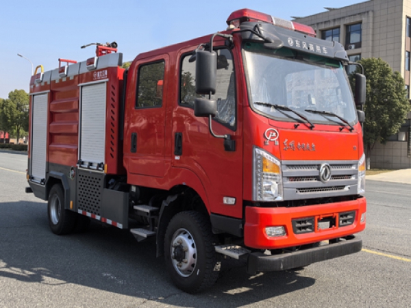 東風四驅(qū)越野4噸水罐消防車